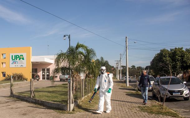 Ação de pulverização na UPA areal, PS e prédios públicos para prevenir a contaminação por coronavírus em Pelotas (RS)