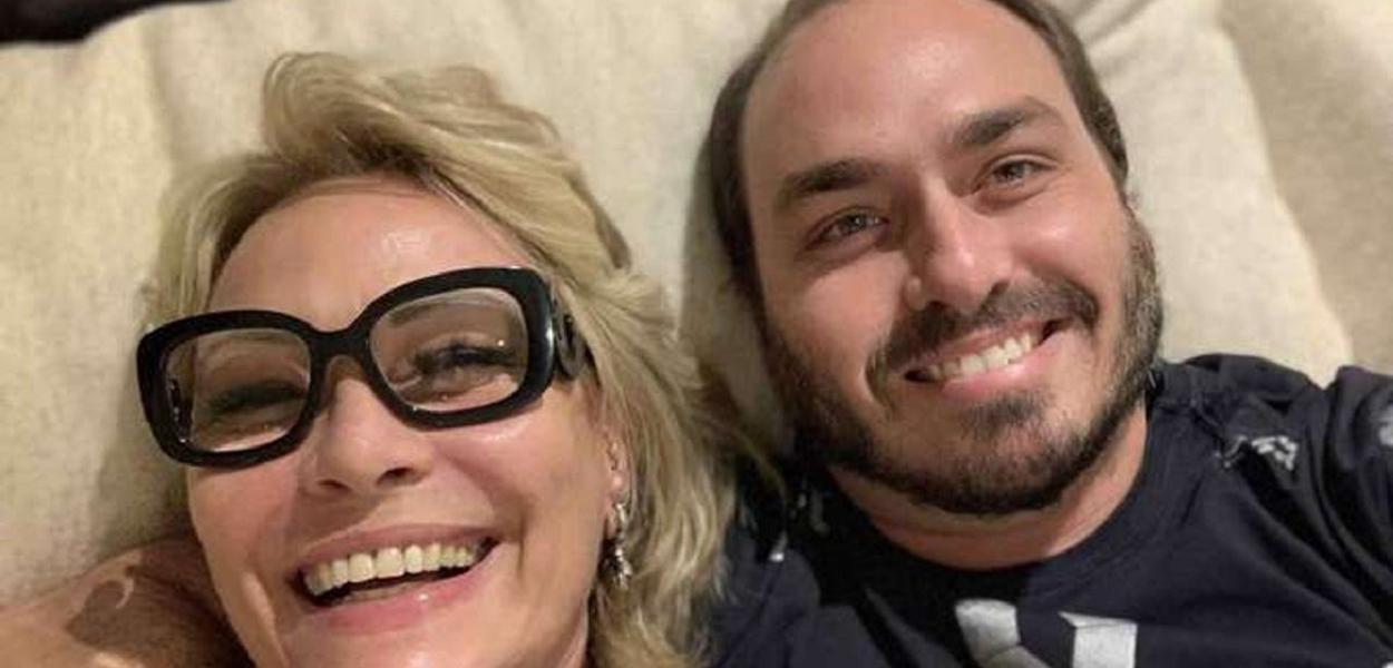 Carlos Bolsonaro e mãe