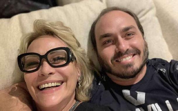 Carlos Bolsonaro e mãe