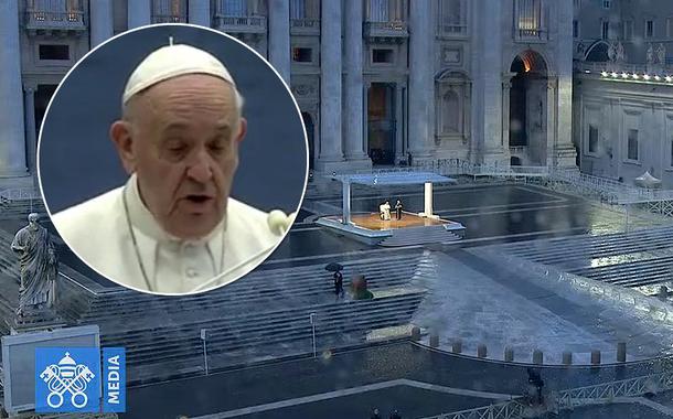Papa Francisco abençoa mundo na pandemia com Praça São Pedro vazia