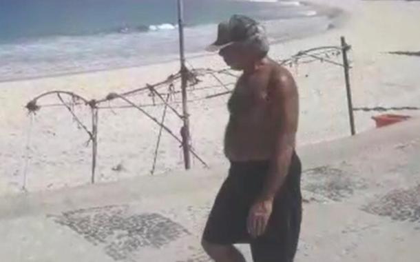 Guedes caminha em Ipanema durante quarentena