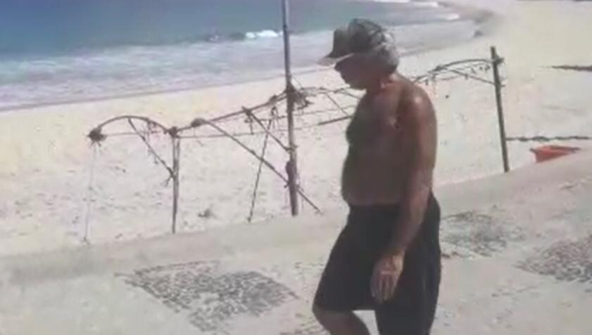 Guedes caminha em Ipanema durante quarentena