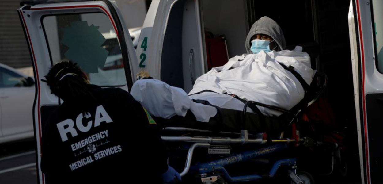 Paciente chega de ambulância ao Brooklyn Hospital Center, em Nova York (EUA)