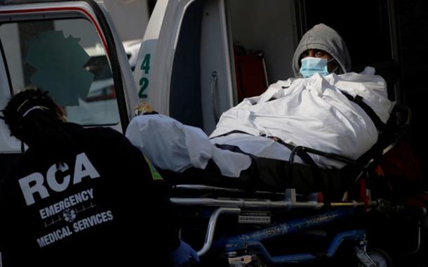 Paciente chega de ambulância ao Brooklyn Hospital Center, em Nova York (EUA)