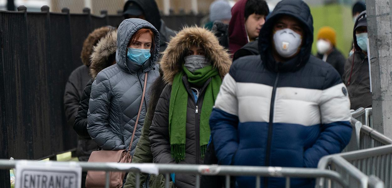 Pessoas fazem fila para serem testadas para o coronavírus, no Queens, Nova York