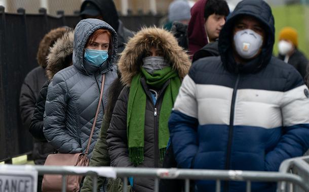 Pessoas fazem fila para serem testadas para o coronavírus, no Queens, Nova York