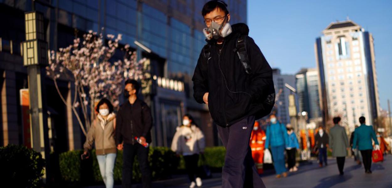 Passageiro usando máscara de proteção entra em estação de metrô em Pequim