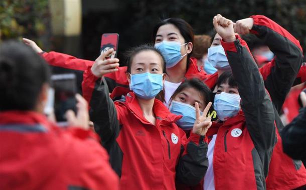 Equipes médicas de Wuhan comemoram o Dia Internacional da Mulher