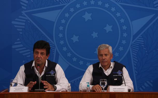 O ministro da Saúde, Luiz Henrique Mandetta, o secretário-executivo do Ministério da Saúde, João Gabbardo dos Reis, e o secretário de Vigilância em Saúde, Wanderson Kleber de Oliveira, durante a coletiva de imprensa sobre à infecção pelo novo coronavírus 