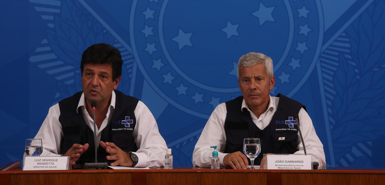 O ministro da Saúde, Luiz Henrique Mandetta, o secretário-executivo do Ministério da Saúde, João Gabbardo dos Reis, e o secretário de Vigilância em Saúde, Wanderson Kleber de Oliveira, durante a coletiva de imprensa sobre à infecção pelo novo coronavírus 