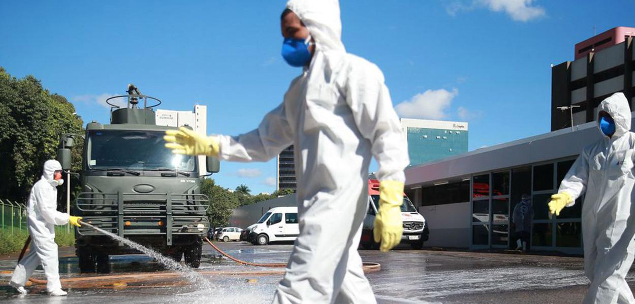 Forças Armadas promovem ação de desinfecção no Hospital Regional da Asa Norte (HRAN), uma das medidas adotadas para prevenir a contaminação pelo novo coronavírus