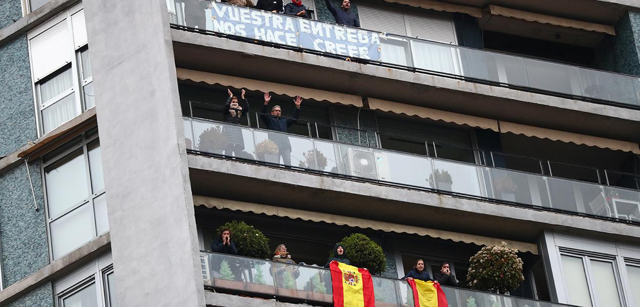 Pessoas confinadas em suas casas aplaudem agentes de saúde em Madri