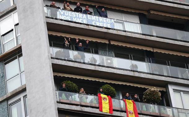 Pessoas confinadas em suas casas aplaudem agentes de saúde em Madri