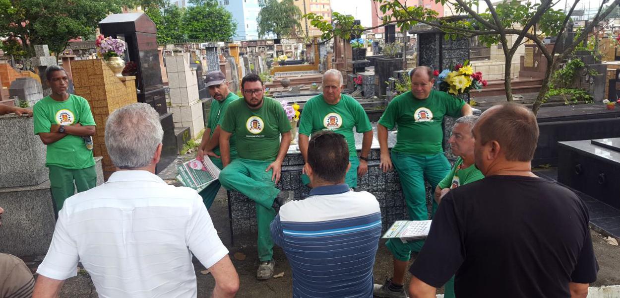 Coveiros de SP denunciam falta de equipamentos contra coronavírus e ameaçam greve