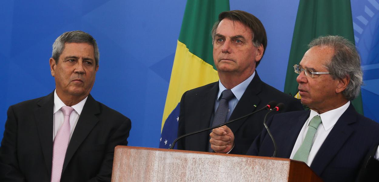 O ministro da da Casa Civil, Braga Netto, o presidente da República, Jair Bolsonaro, e o ministro da Economia, Paulo Guedes, participam de coletiva de imprensa no Palácio do Planalto