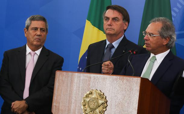 O ministro da da Casa Civil, Braga Netto, o presidente da República, Jair Bolsonaro, e o ministro da Economia, Paulo Guedes, participam de coletiva de imprensa no Palácio do Planalto