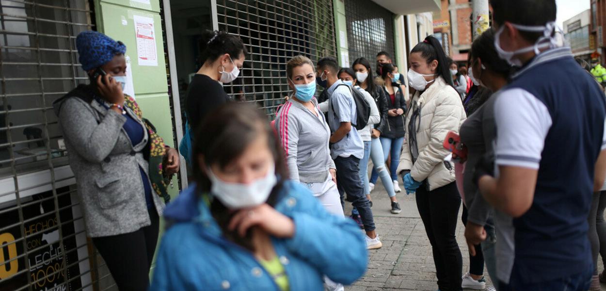Fila em porta de supermercado na Colômbia