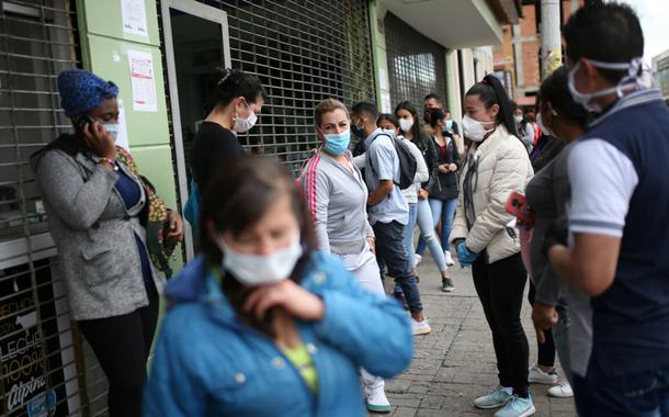 Fila em porta de supermercado na Colômbia