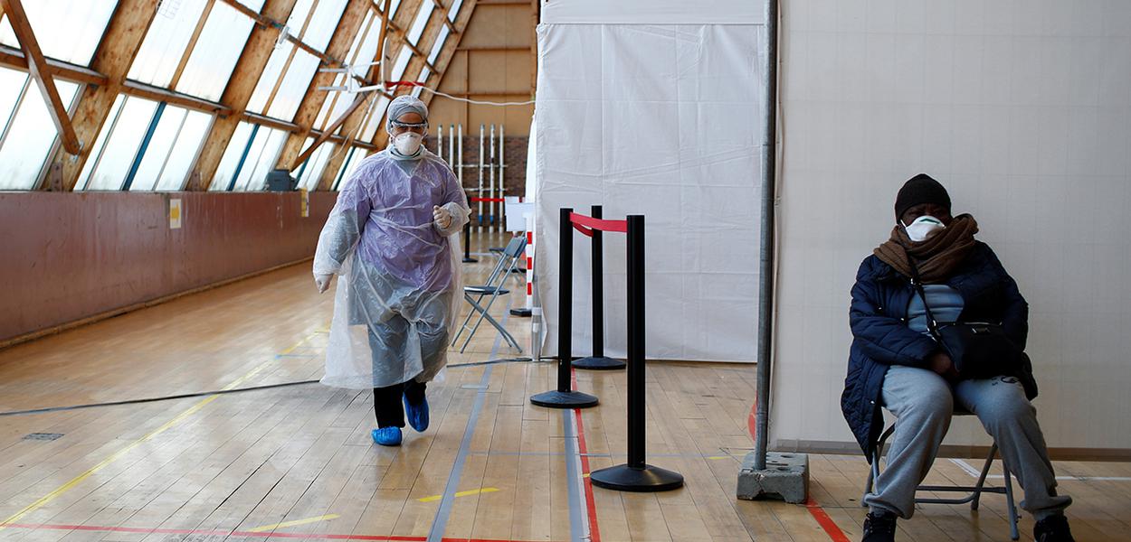 Hospital de campanha para vítimas de coronavírus dentro de ginásio nos arredores de Paris