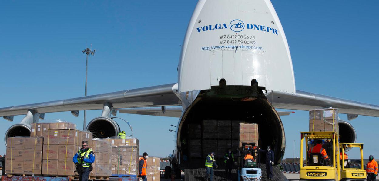 Carregamento de 8,5 milhões de máscaras no aeroporto de Paris-Vatry, enviado pela China, em 30 de março de 2020