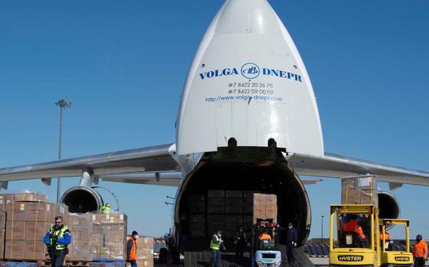 Carregamento de 8,5 milhões de máscaras no aeroporto de Paris-Vatry, enviado pela China, em 30 de março de 2020
