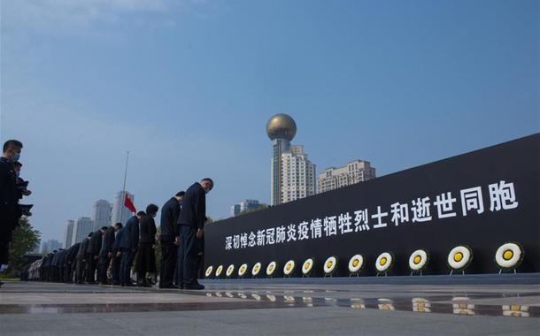 Chineses homenageiam mortos por coronavírus