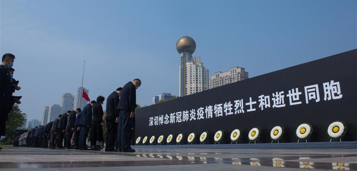 Chineses homenageiam mortos por coronavírus
