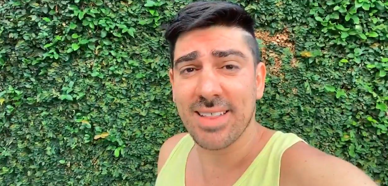 “Todo dia o Bolsonaro faz uma cagada”, diz Adnet, em paródia de Tieta (vídeo)