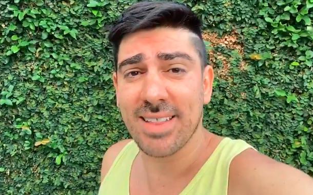 “Todo dia o Bolsonaro faz uma cagada”, diz Adnet, em paródia de Tieta (vídeo)