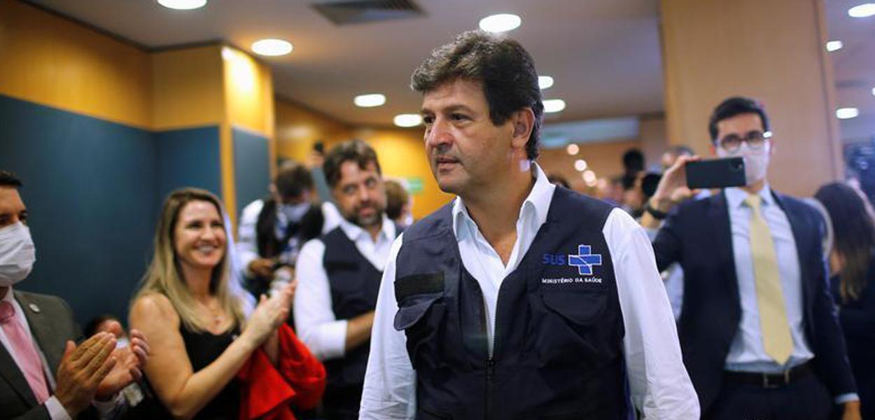 Ministro Luiz Mandetta é recebido com aplausos por servidores do Ministério da Saúde