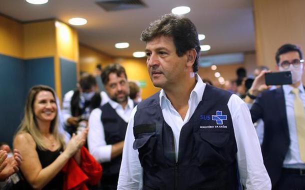 Ministro Luiz Mandetta é recebido com aplausos por servidores do Ministério da Saúde