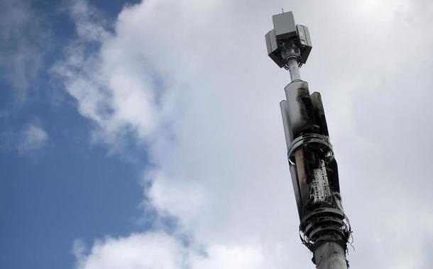 Uma antena de telecomunicações danificada pelo fogo é vista em Sparkhill