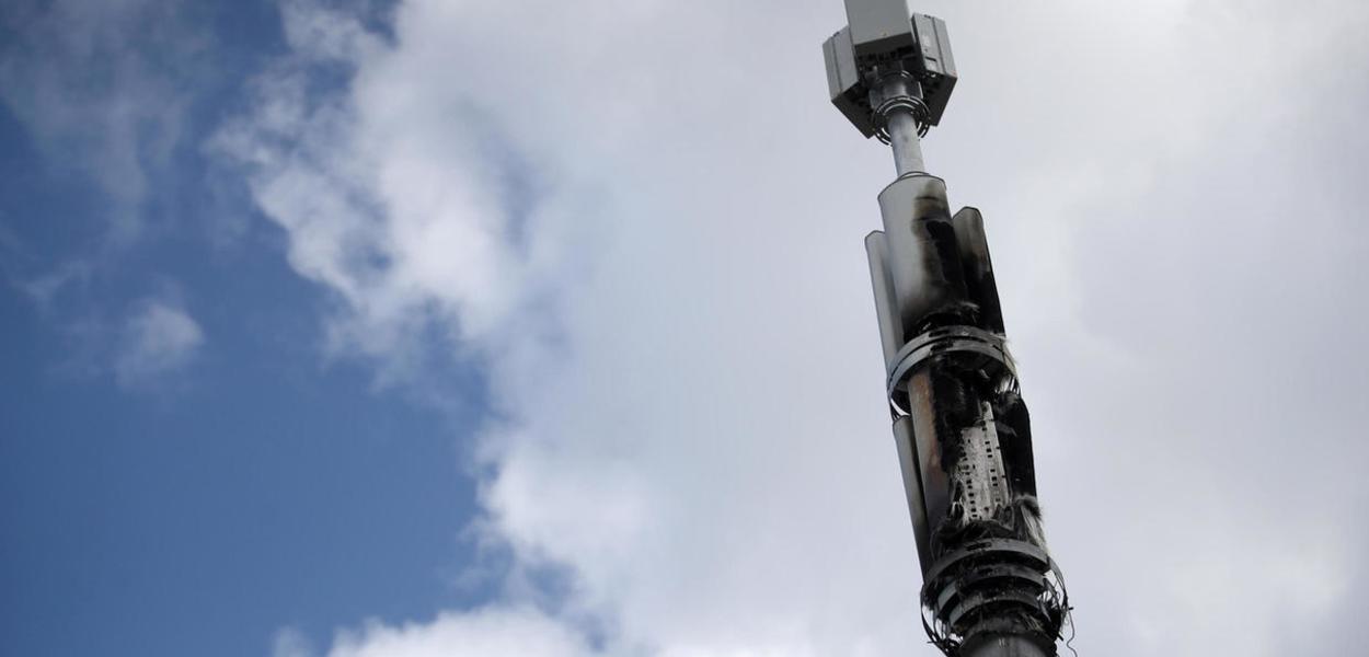 Uma antena de telecomunicações danificada pelo fogo é vista em Sparkhill