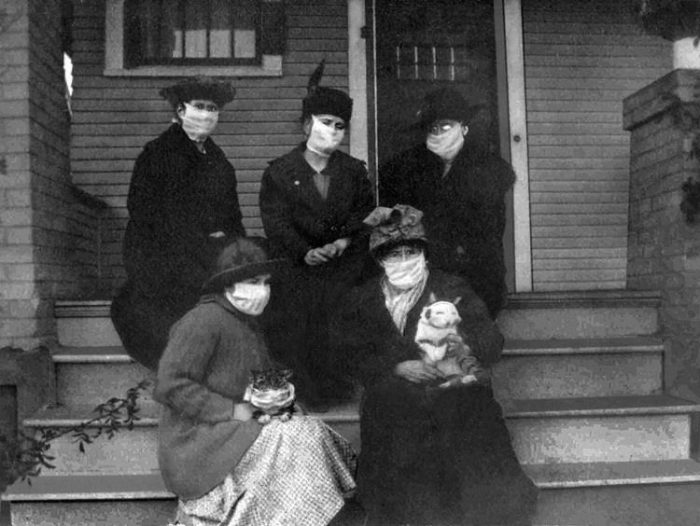 Gatinhos de máscara durante a gripe espanhola em 1918