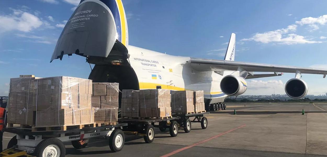 Avião cargueiro Antonov-124 pousa no Aeroporto de Brasília trazendo máscaras de proteção