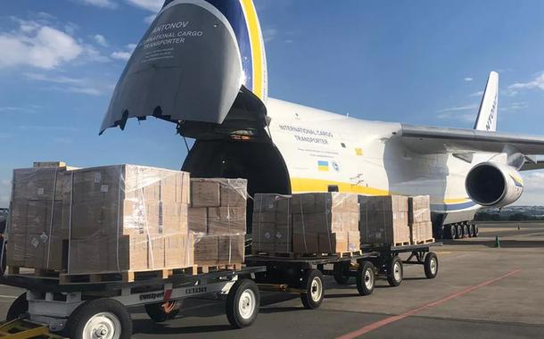 Avião cargueiro Antonov-124 pousa no Aeroporto de Brasília trazendo máscaras de proteção