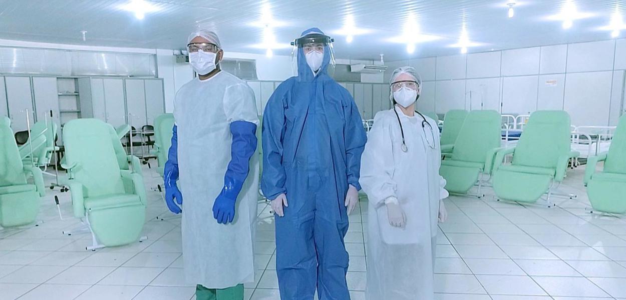 Médicos utilizando EPIs