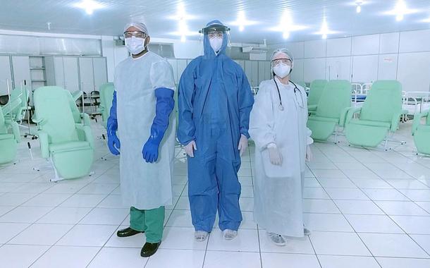 Médicos utilizando EPIs