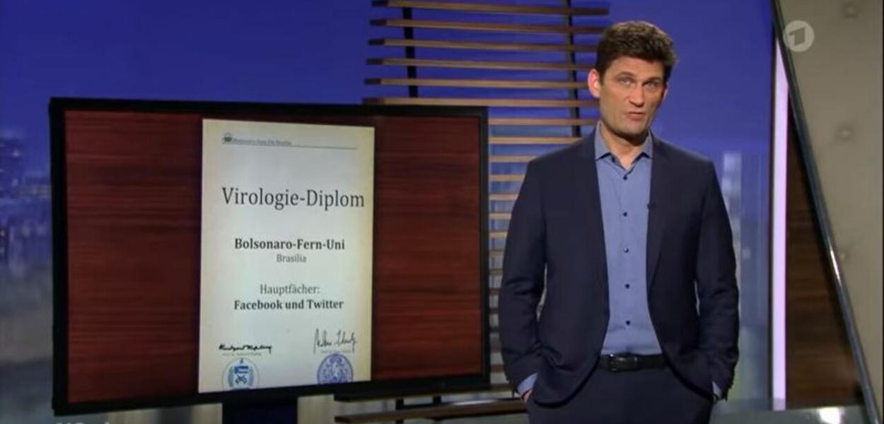 Trecho do programa Extra 3, da TV alemã, apresentado por Christian Ehring