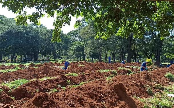 Coveiros abrem novas covas para enterrar mortos por coronavírus