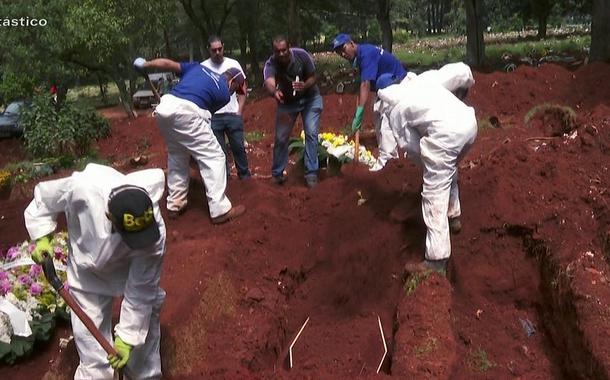 Funcionários abrem novas covas em cemitério para receber mortos por Covid-19