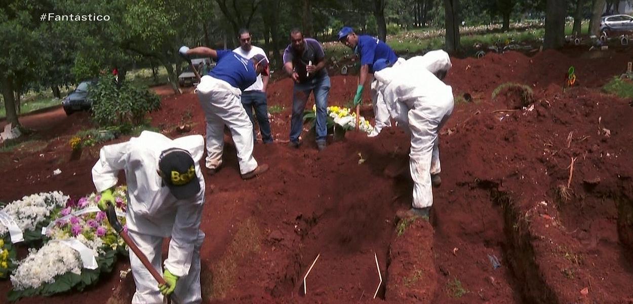Funcionários abrem novas covas em cemitério para receber mortos por Covid-19