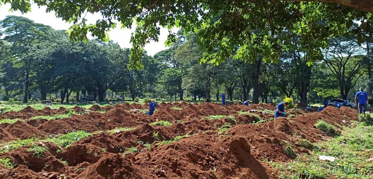 Coveiros abrem novas covas para enterrar mortos por coronavírus