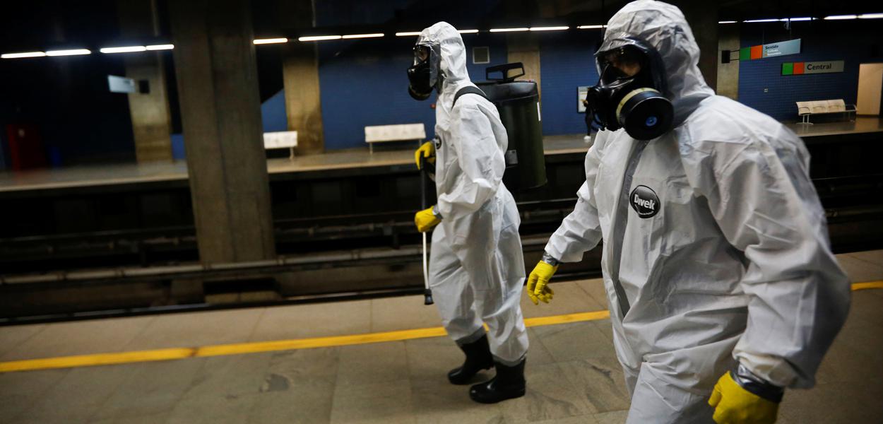Militares das Forças Armadas desinfetam estação de metrô em Brasília em meio à pandemia do coronavírus29/03/2020 REUTERS/Adriano Machado