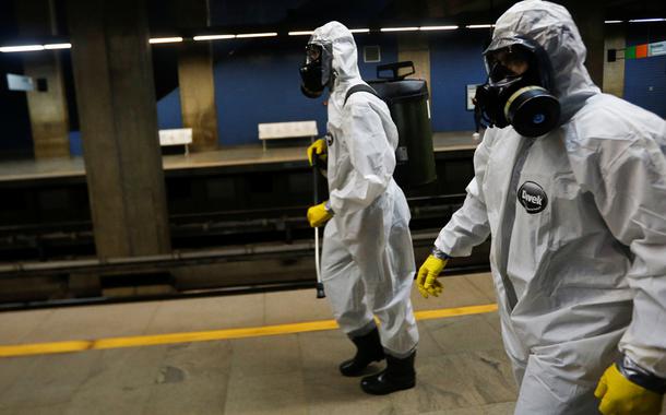 Militares das Forças Armadas desinfetam estação de metrô em Brasília em meio à pandemia do coronavírus29/03/2020 REUTERS/Adriano Machado