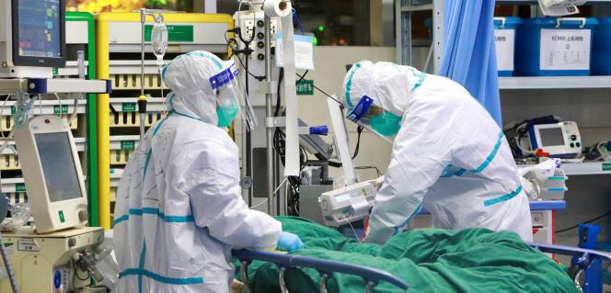 Médicos atendem paciente com coronavírus