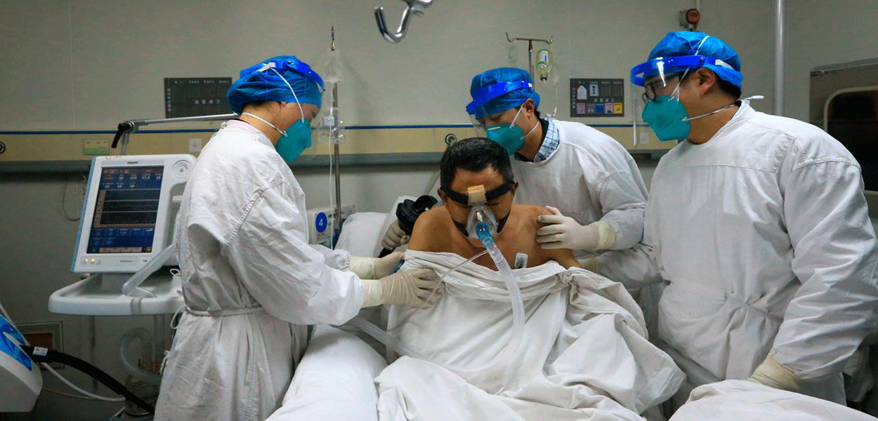 Médicos atendem paciente com Covid-19