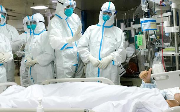 Médicos atendem paciente com Covid-19