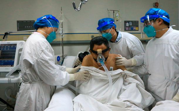 Médicos atendem paciente com Covid-19