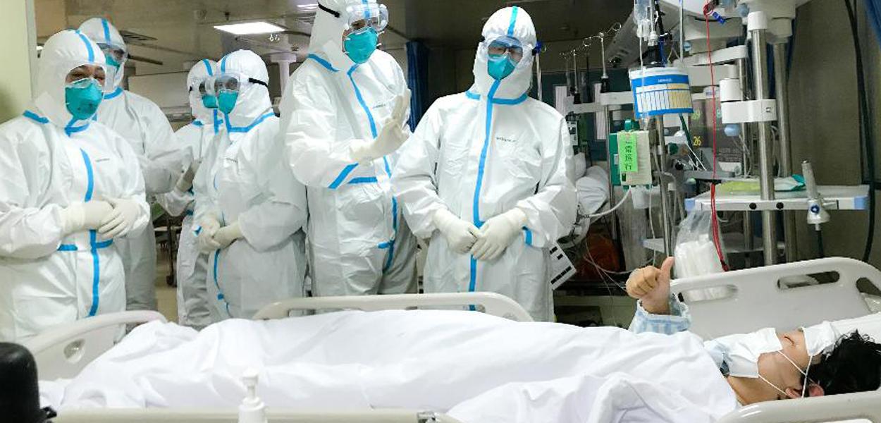 Médicos atendem paciente com Covid-19